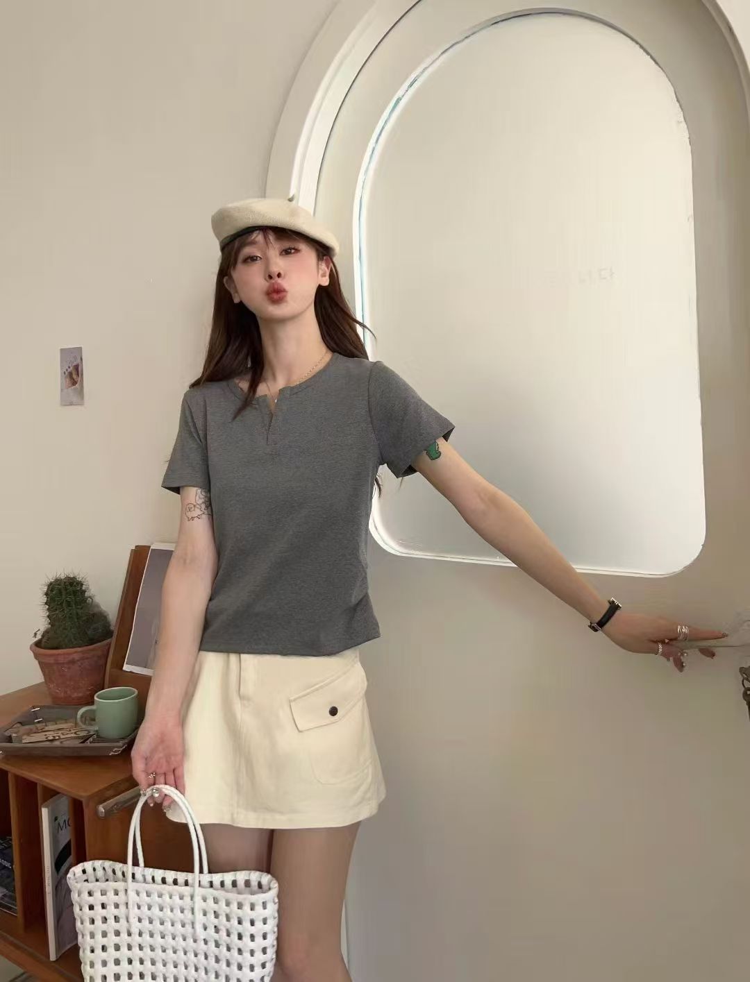 雲白清序シンプルホワイトミニVネック半袖Tシャツ夏の新作スリムで痩せた雰囲気のトップス女性