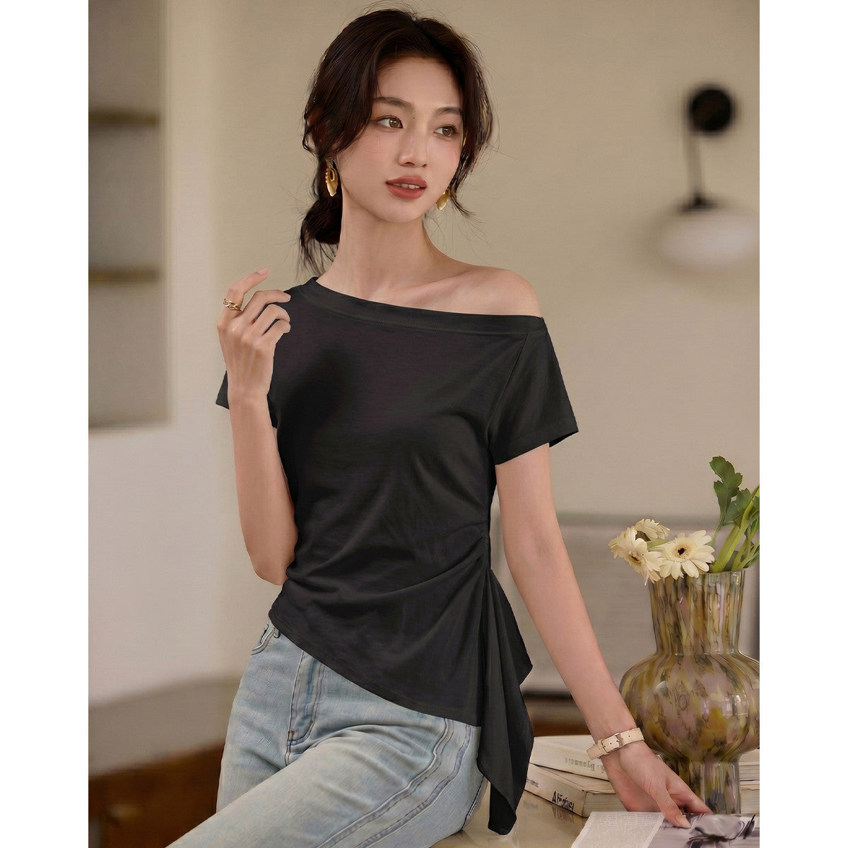 【一文字襟斜め肩リボンTシャツ女】26夏小柄ウエストを丸めて細く見せるデザイン感半袖トップス