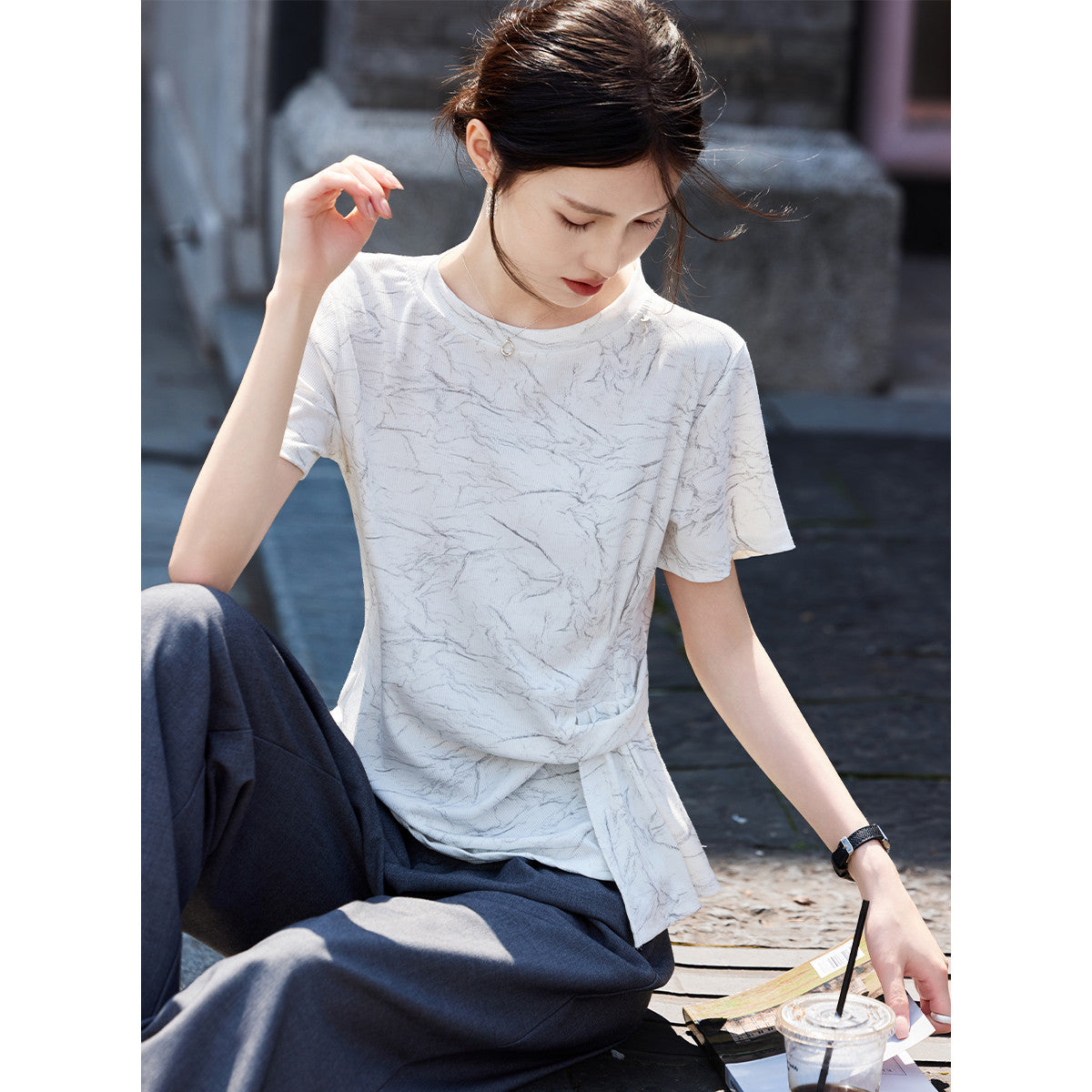 【デザイン感ウエストギャザーTシャツ女】26夏マーブルプリント通勤ミニ半袖トップス