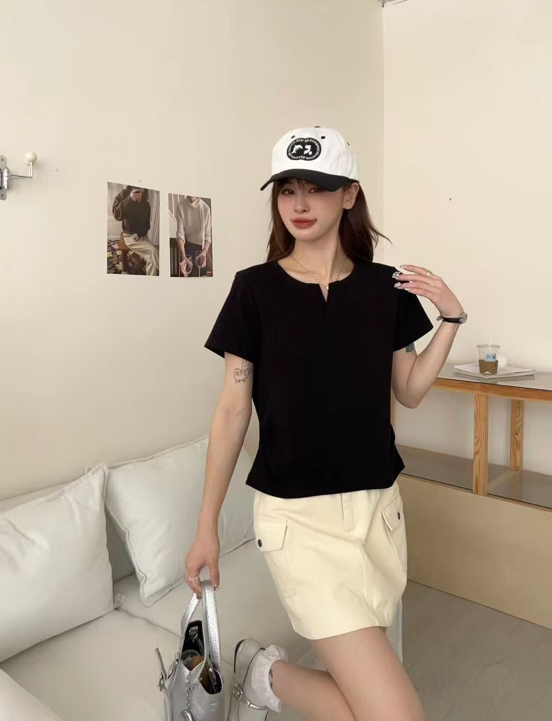 雲白清序シンプルホワイトミニVネック半袖Tシャツ夏の新作スリムで痩せた雰囲気のトップス女性