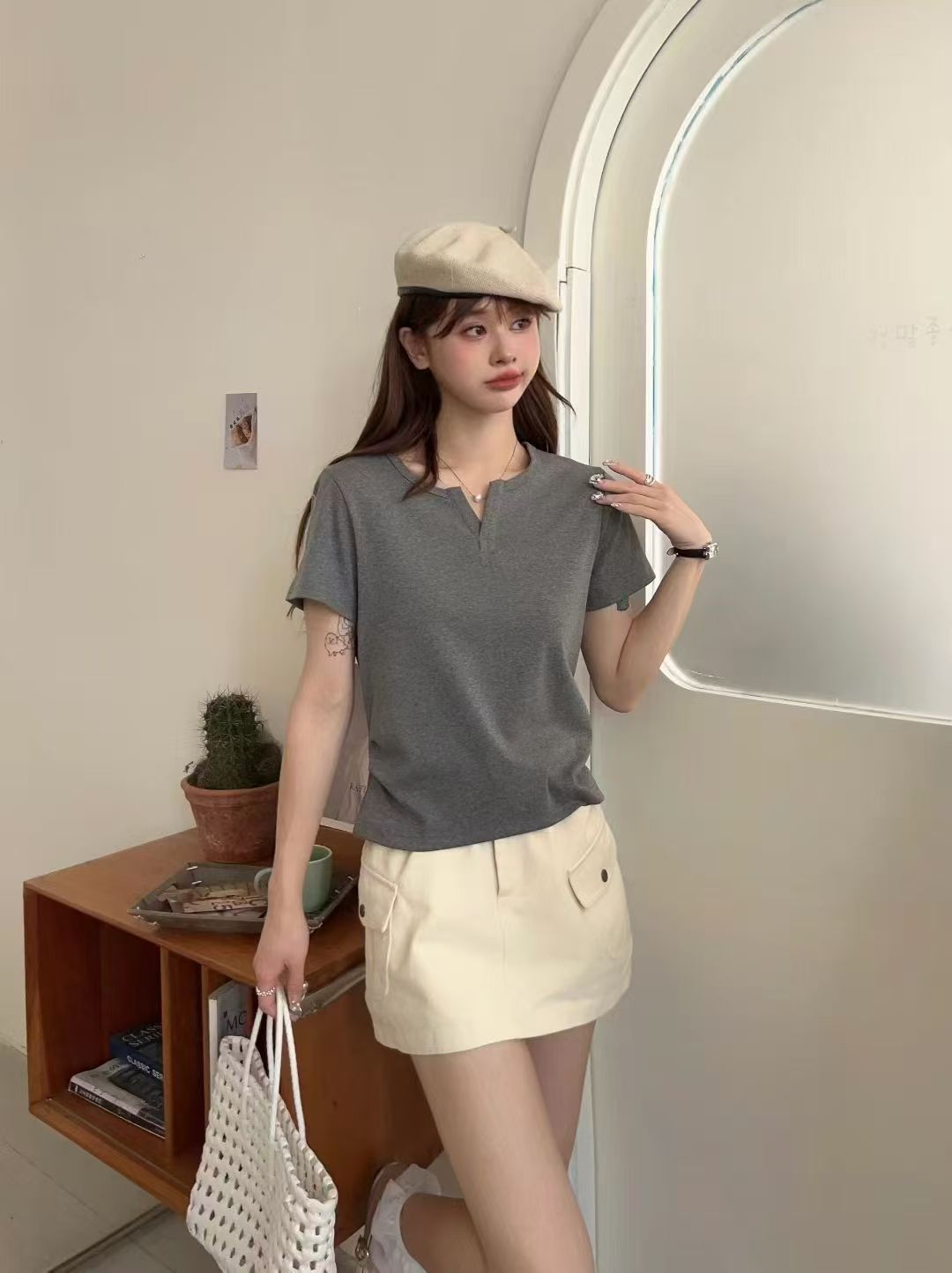 雲白清序シンプルホワイトミニVネック半袖Tシャツ夏の新作スリムで痩せた雰囲気のトップス女性