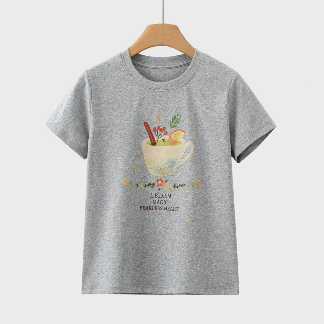 レトロ水彩ティーカッププリント半袖Tシャツ女性夏純綿丸首カジュアル減齢アルファベット百合ベーシックホワイトシャツ