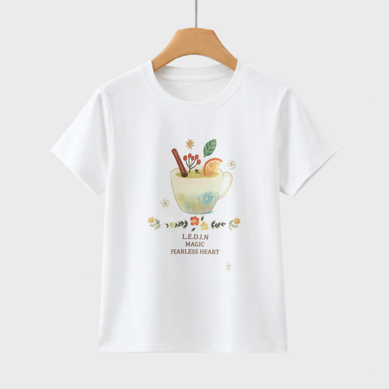 レトロ水彩ティーカッププリント半袖Tシャツ女性夏純綿丸首カジュアル減齢アルファベット百合ベーシックホワイトシャツ
