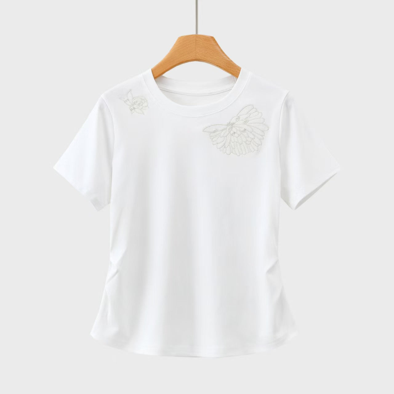 立体釘ビーズ蝶刺繍白半袖Tシャツ女夏ショルダ丸首修身ウエスト丸見えトップス