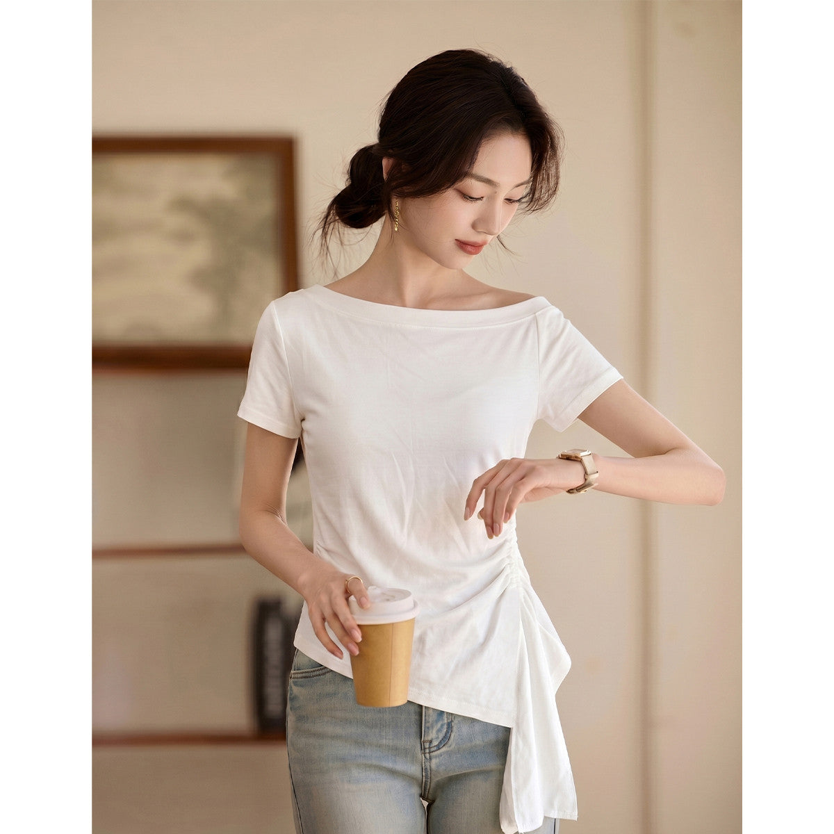 【一文字襟斜め肩リボンTシャツ女】26夏小柄ウエストを丸めて細く見せるデザイン感半袖トップス