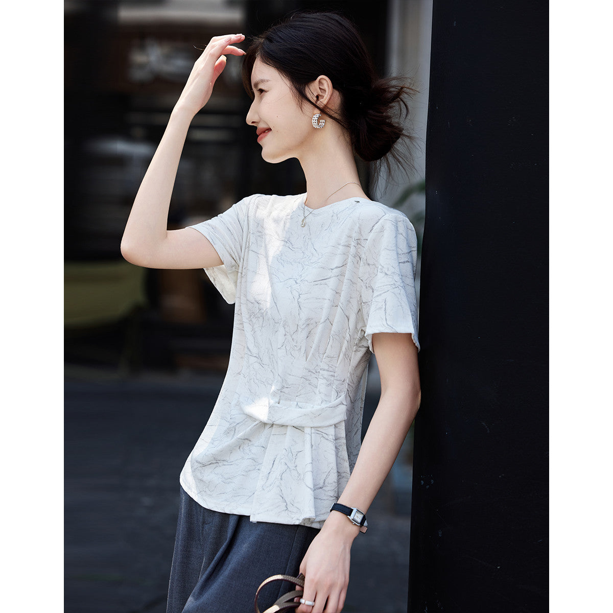 【デザイン感ウエストギャザーTシャツ女】26夏マーブルプリント通勤ミニ半袖トップス