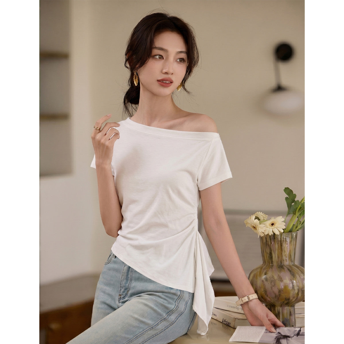 【一文字襟斜め肩リボンTシャツ女】26夏小柄ウエストを丸めて細く見せるデザイン感半袖トップス